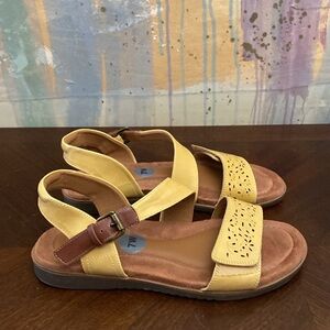 Cobb Hill  Zion Leather 2-Piece Buckle Sandal Sweet Corn Women’s 7W